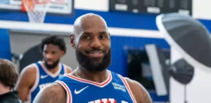 LeBron James brilló y dio un gran show en su primer scrimmage público con los 76ers