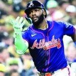 Los Bravos derrotan 3 por 2 a los Dodgers e igualan la serie 1.1