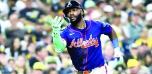 Los Bravos derrotan 3 por 2 a los Dodgers e igualan la serie 1.1