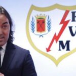Aficionados del Rayo Vallecano protestan y obligan a parar juego contra el Bilbao