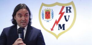 Aficionados del Rayo Vallecano protestan y obligan a parar juego contra el Bilbao