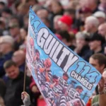 El autobús del Man City evita a los hostiles aficionados del Liverpool