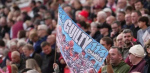 El autobús del Man City evita a los hostiles aficionados del Liverpool