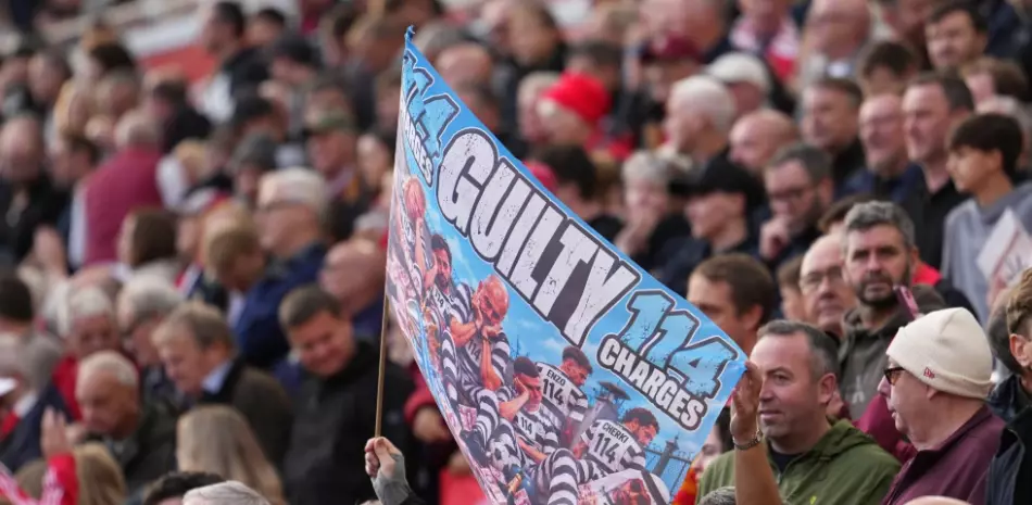 El autobús del Man City evita a los hostiles aficionados del Liverpool
