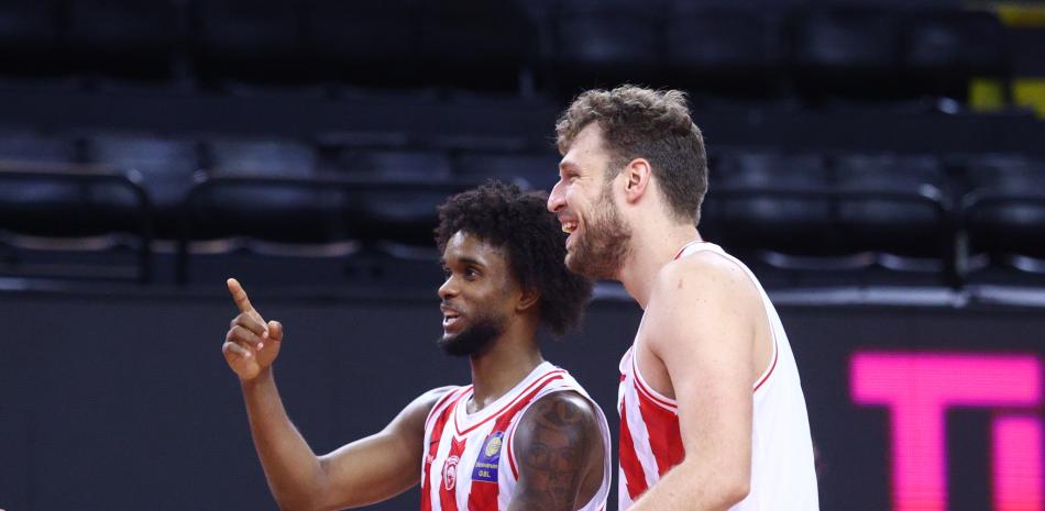 Jean Montero anota 30 en 24 minutos como suplente en triunfo del Olympiacos