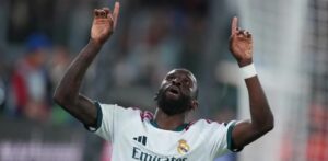 El Real Madrid anota tres goles en la parte final y supera a la Roma en la Champions