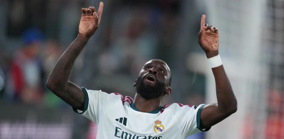 El Real Madrid anota tres goles en la parte final y supera a la Roma en la Champions