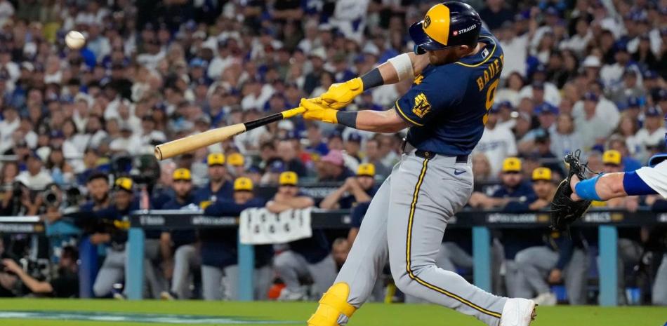 Con HRS de Chourio, Bauers y Mitchell, Cerveceros vencen Dodgers y ponen serie 3-0