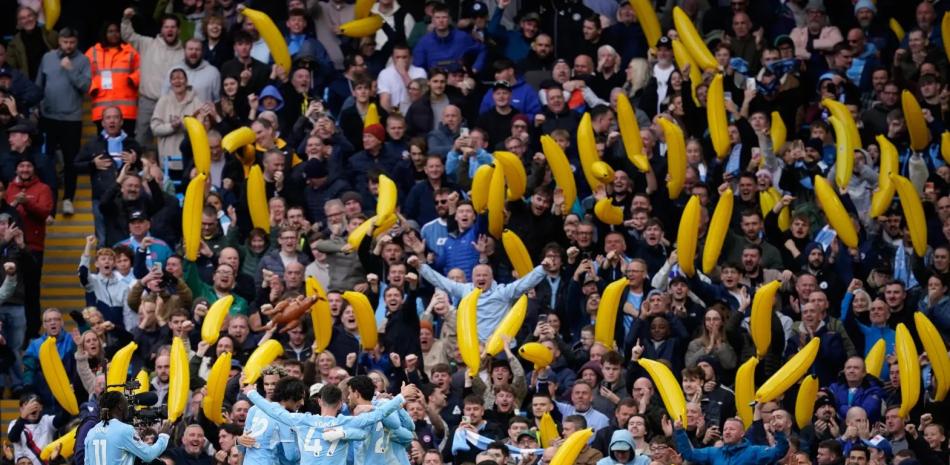El Man City asume extraña moda, ahora sus fanáticos portan plátanos inflables en las gradas