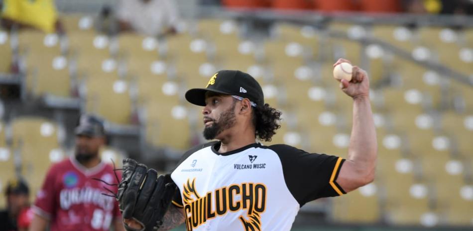 Águilas derrotan a Gigantes para su primer triunfo de la temporada