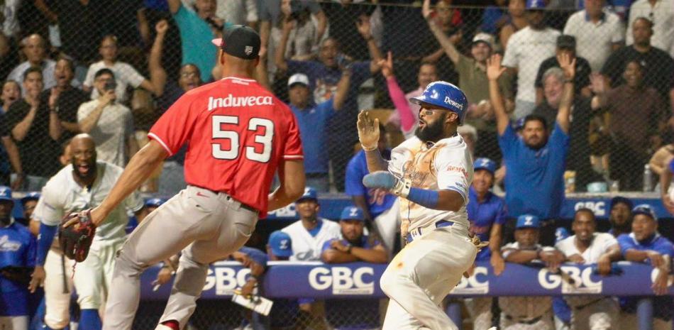 Jesús Madé pega hit crucial en el triunfo Licey