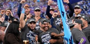 Freddy Peralta se lleva el premio de MVP de la Serie de Campeonato de la Liga Americana