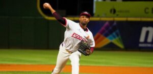 Salida de Sánchez guía victoria de Leones sobre Estrellas