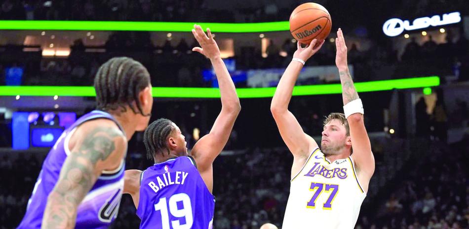 Luka Doncic encesta 52 puntos en el triunfo de los Lakers en la NBA