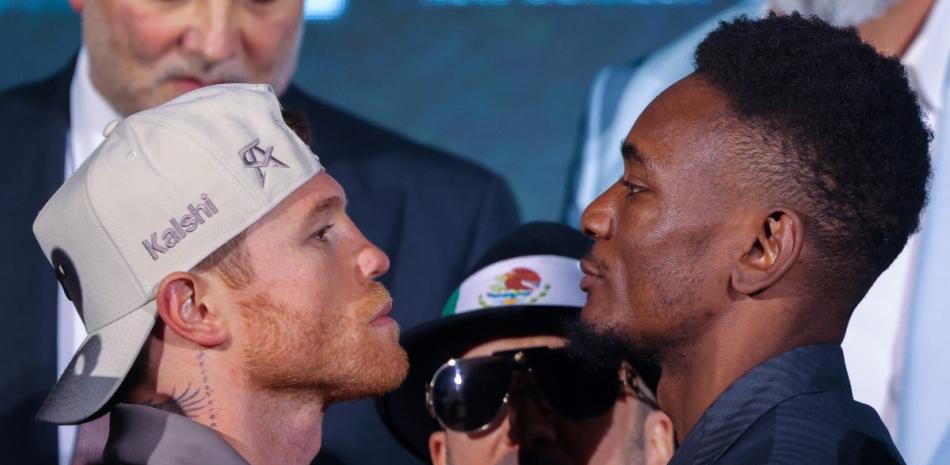 Lejos de casa y en medio de guerra, Canelo busca recuperar el cetro