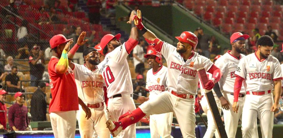 Con gran pitcheo y jonrón de Marmolejos, los Leones blanquean a las Estrellas