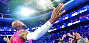 LeBron anota 20 y ayuda a que 76ers venzan a Knicks a pesar de 22 de Towns