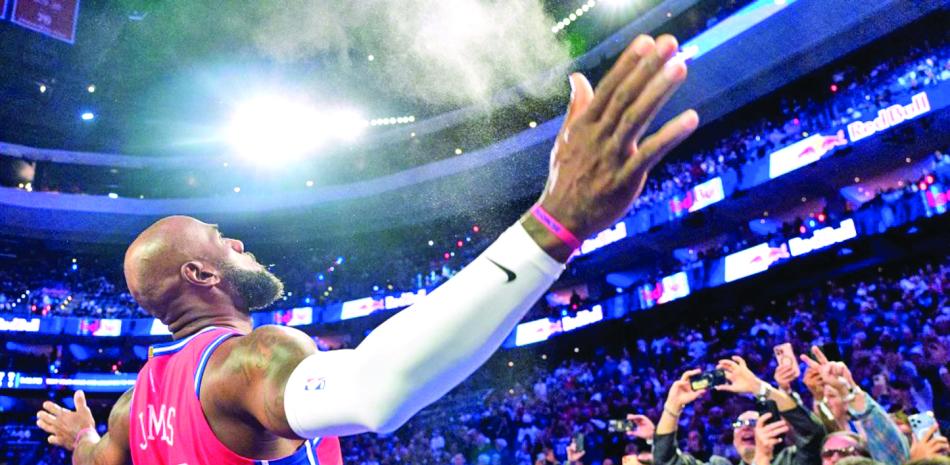 LeBron anota 20 y ayuda a que 76ers venzan a Knicks a pesar de 22 de Towns